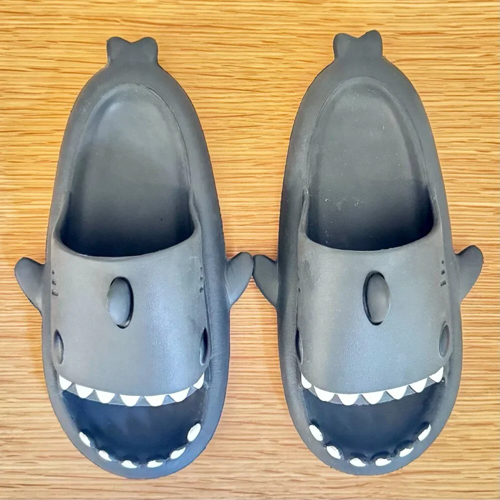 UNISEX SHARK SLIDES 38/39 BLACK FOAM PLUSH COMFY POOL SLIDES ADULT KID JAWS FUN